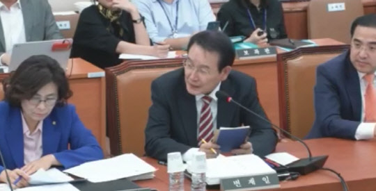 질의하고 있는 변재일 의원